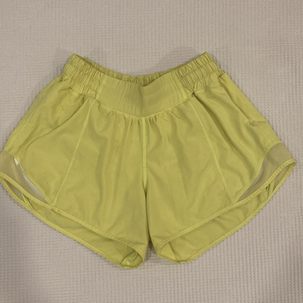 Lululemon Hotty Hot Low-Rise Lined short  4" in Yellow Serpentine - Size 4